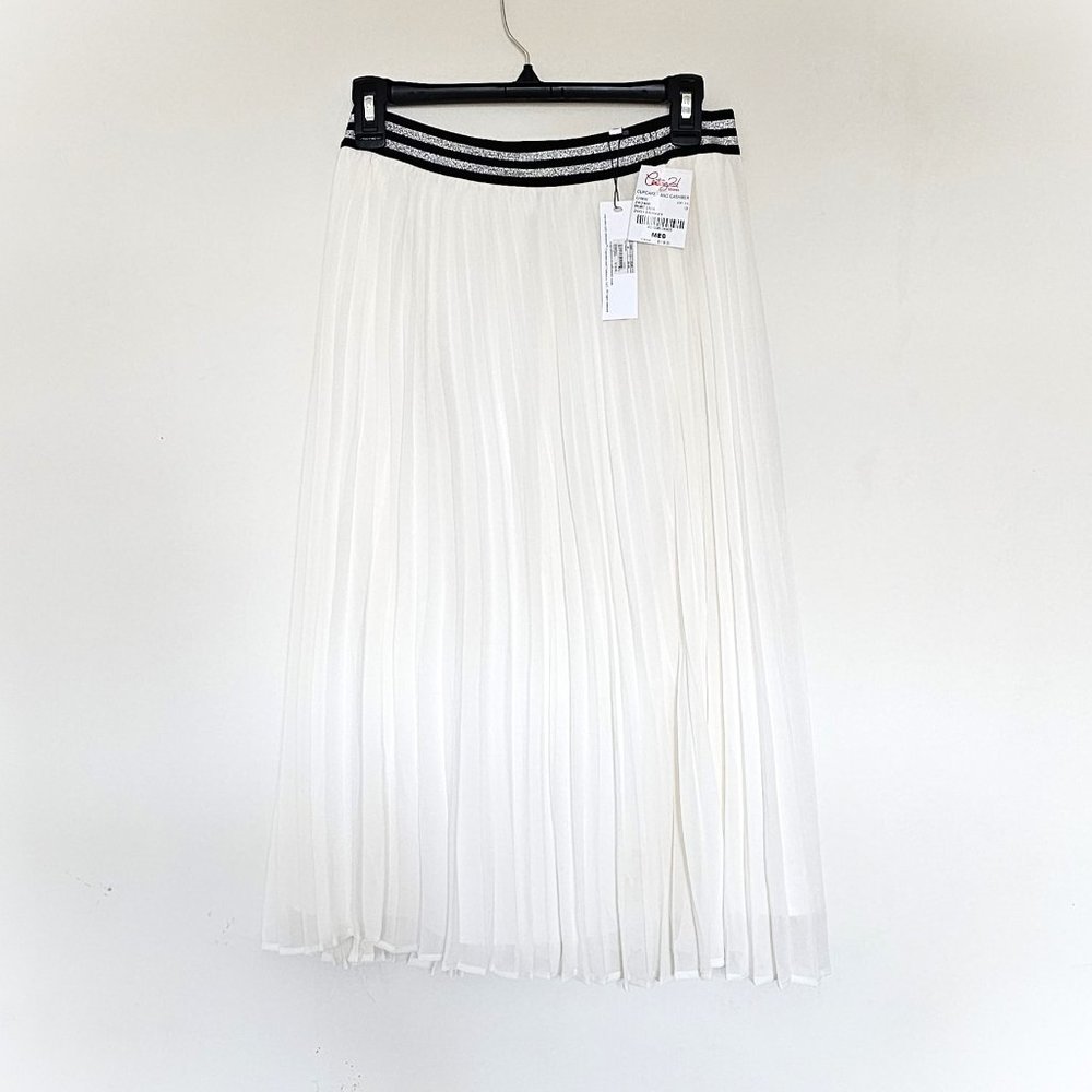 White pleated skirt